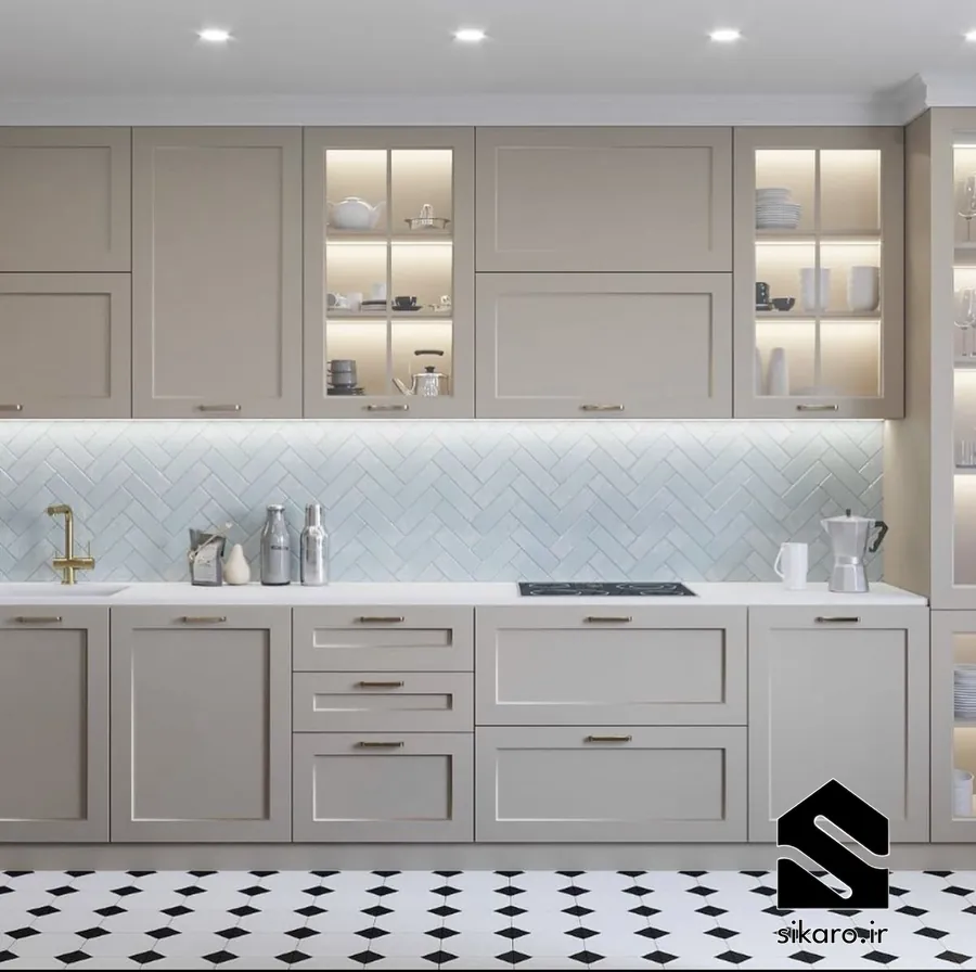 کابینت کلاسیک کرم با کاشی بین کابینتی