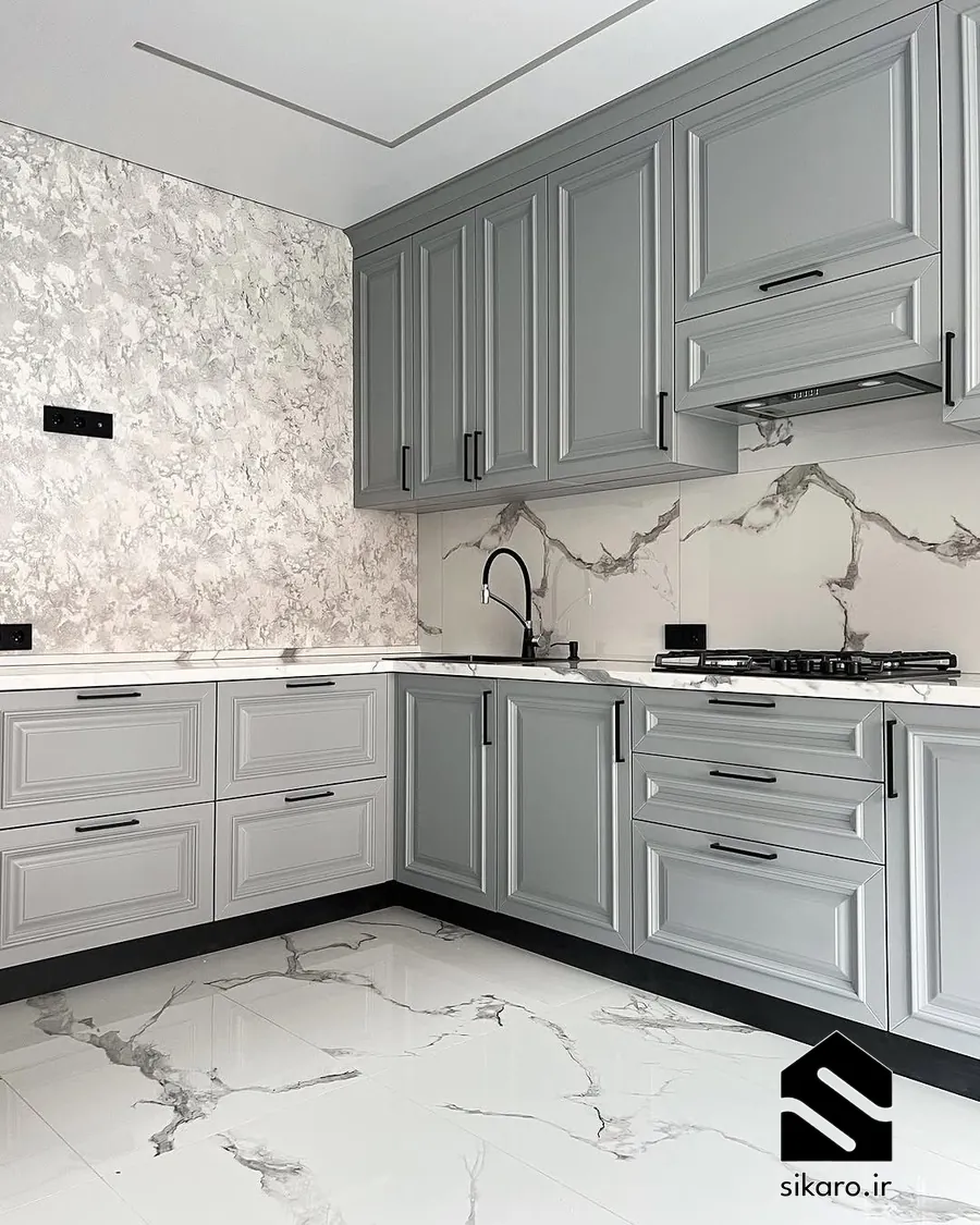 کابینت کلاسیک با قاب برجسته و کف مرمری