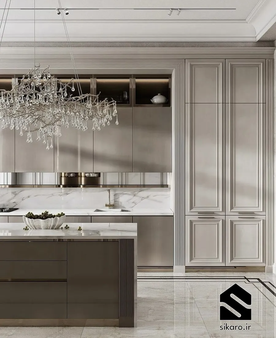 کابینت نئوکلاسیک براق با سقف بلند و لوستر کریستالی