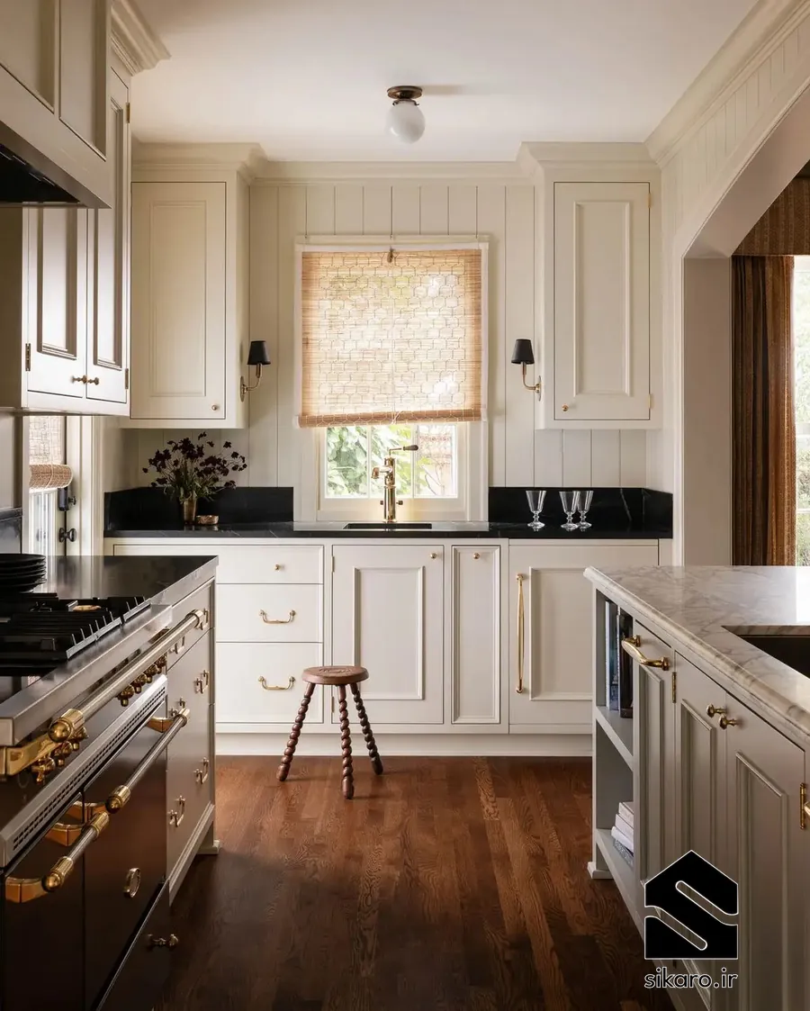 کابینت روشن با جزئیات طلایی