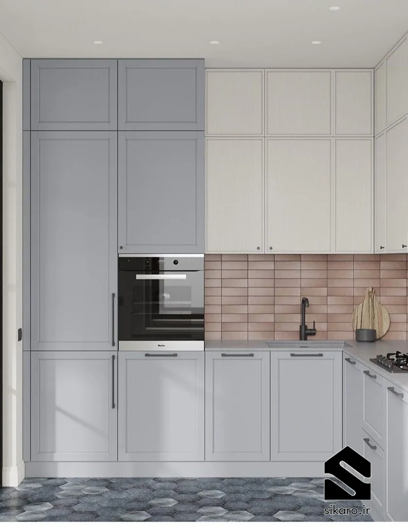 کابینت خاکستری روشن و سفید با دیوار آجری