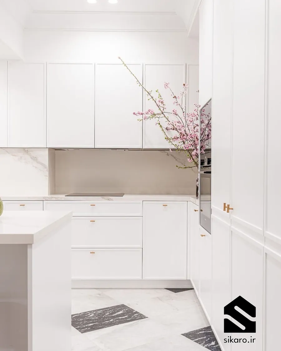 کابینت مدرن سفید با جزئیات ظریف طلایی