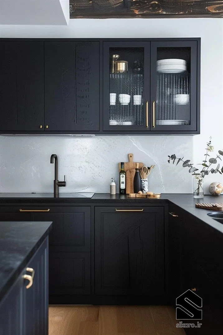 کابینت مشکی مدرن با دستگیره ظریف طلایی