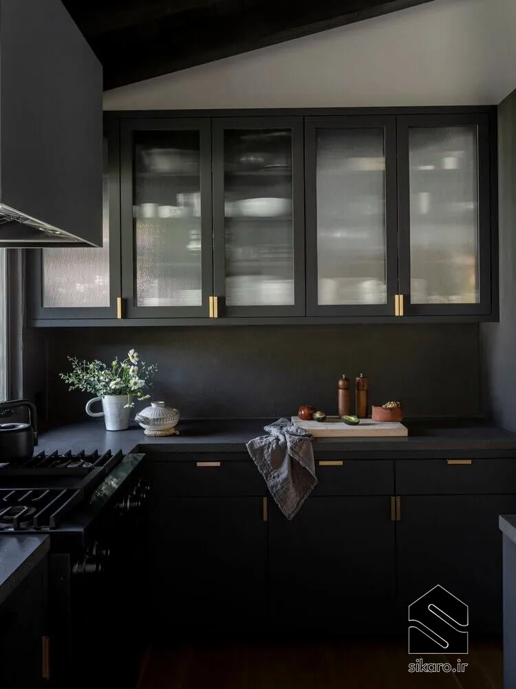 کابینت مشکی مدرن با درب شیشه ای مات