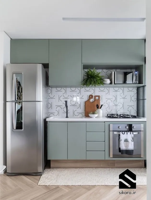 رنگ سبز ملایم کابینت مدرن در کنار چیدمان ساده 