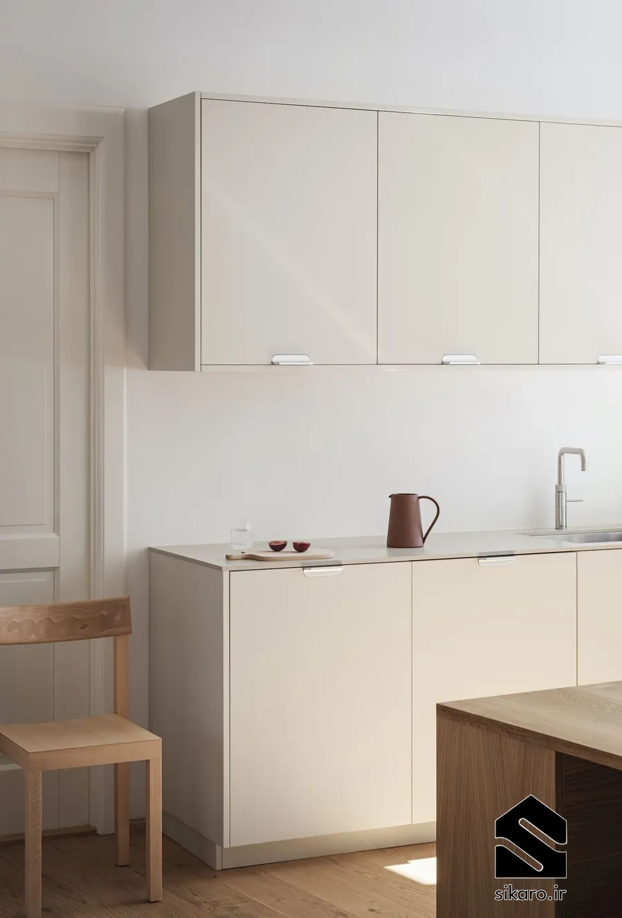 کابینت شیری رنگ با کفپوش تیره