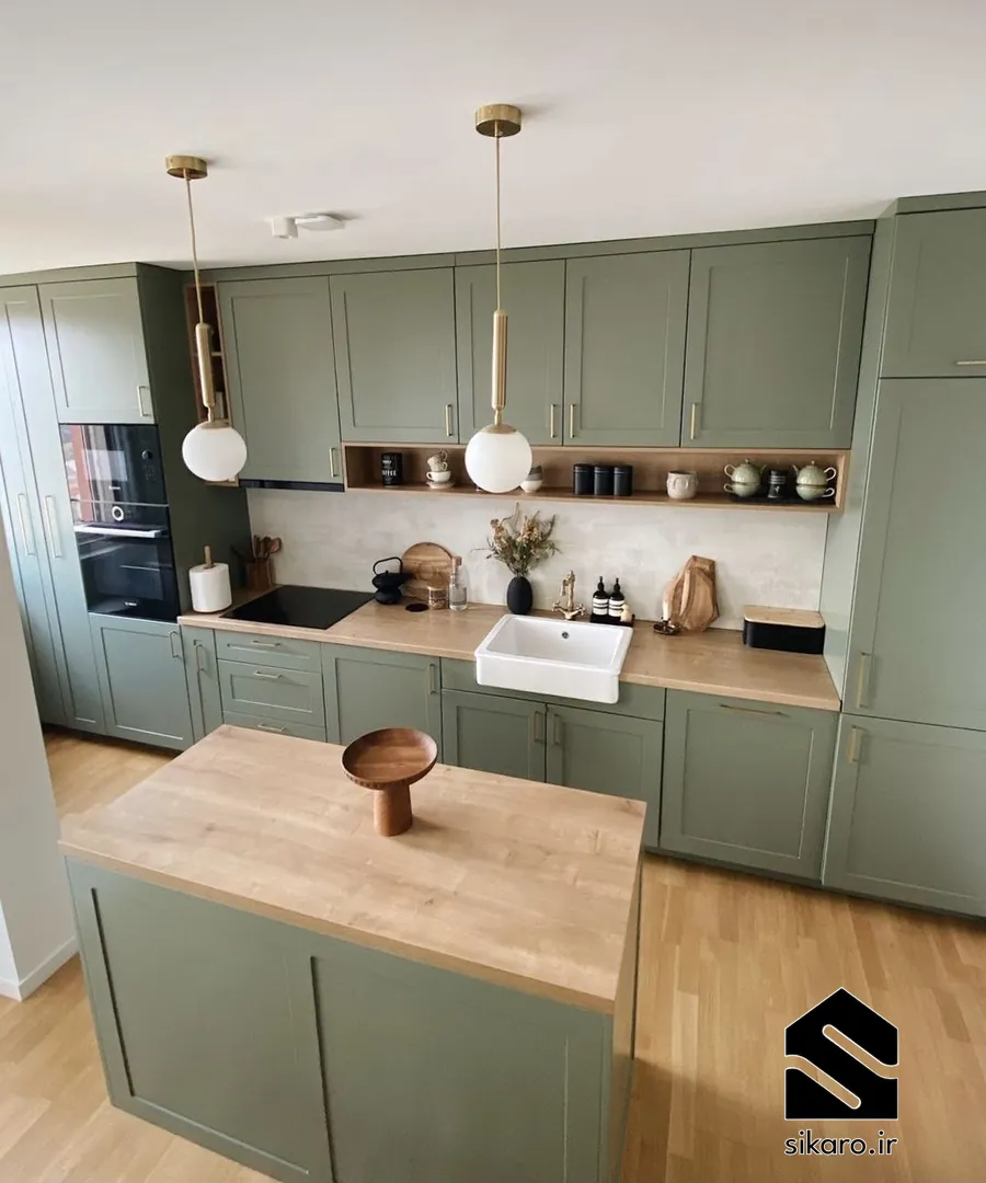 کابینت سبز زیتونی با جزیره کوچک چوبی